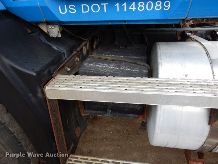 image for item MF9678 1995 Mack CH613  semi truck