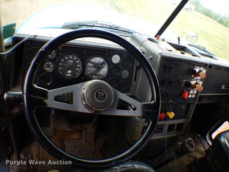 image for item MF9678 1995 Mack CH613  semi truck