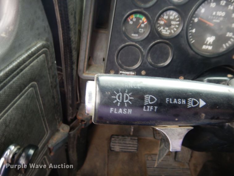 image for item MF9678 1995 Mack CH613  semi truck