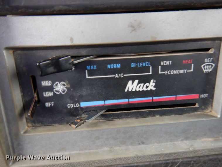 image for item MF9678 1995 Mack CH613  semi truck