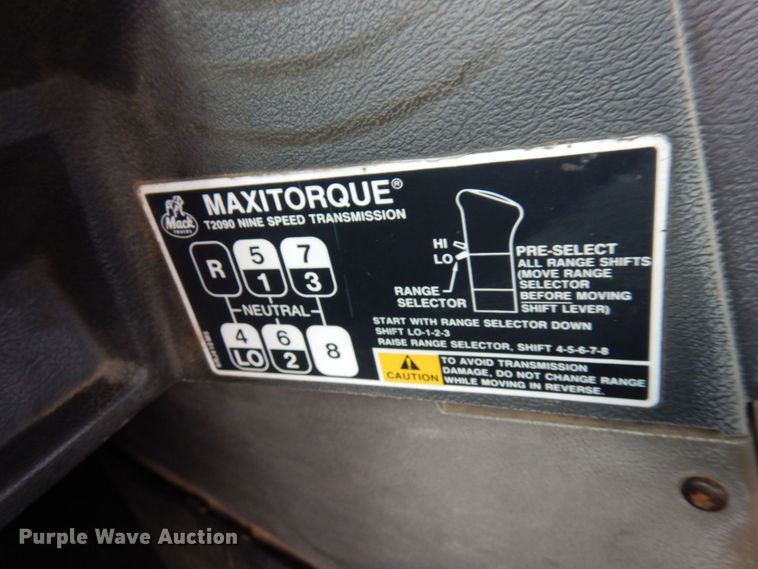 image for item MF9678 1995 Mack CH613  semi truck