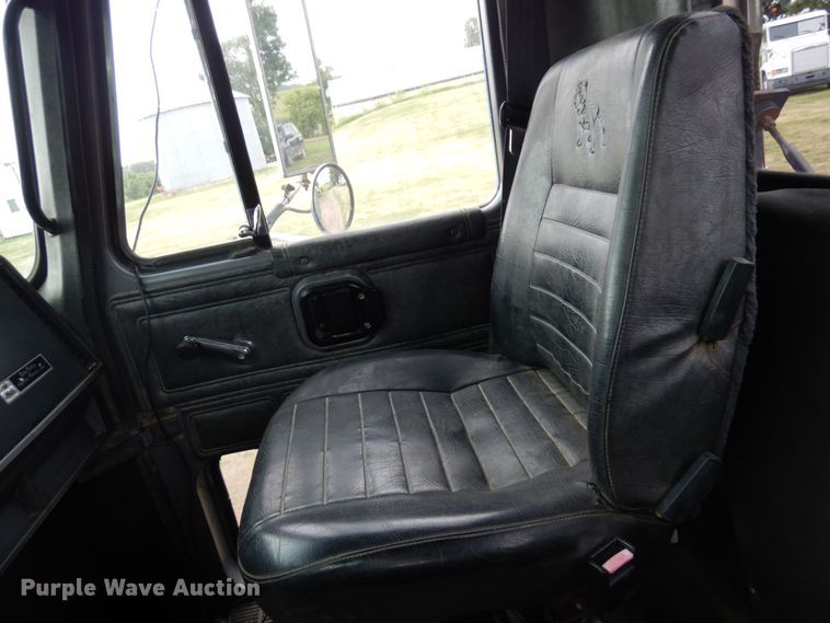 image for item MF9678 1995 Mack CH613  semi truck