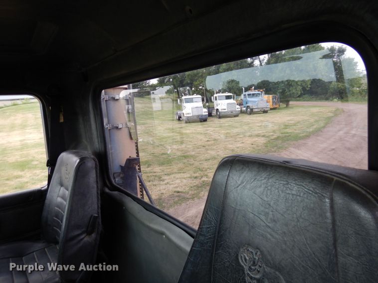 image for item MF9678 1995 Mack CH613  semi truck