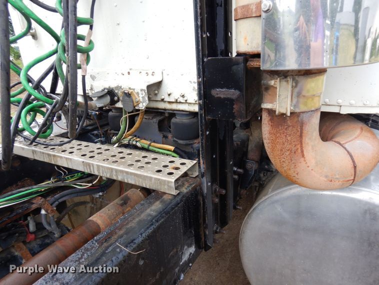 image for item MF9680 1998 Freightliner FLD112  semi truck