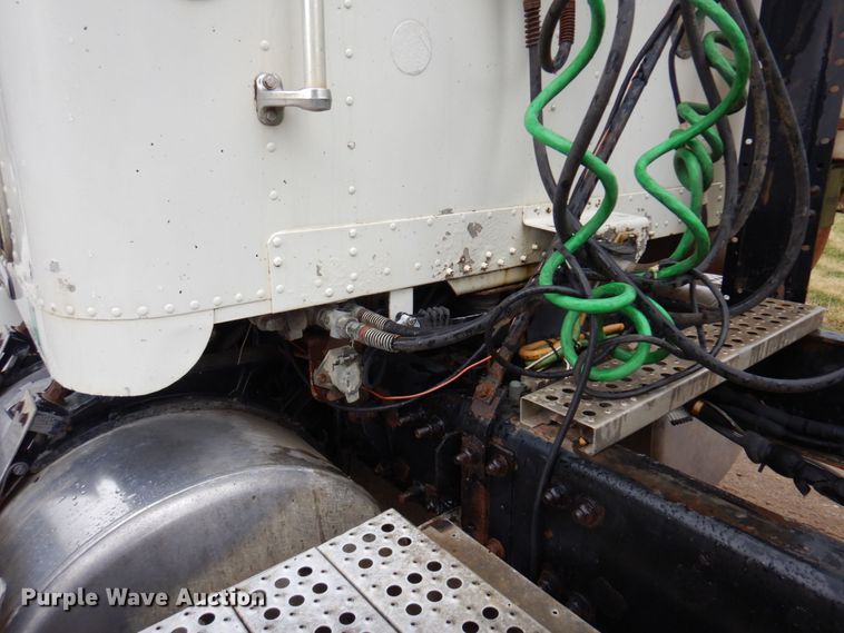 image for item MF9680 1998 Freightliner FLD112  semi truck