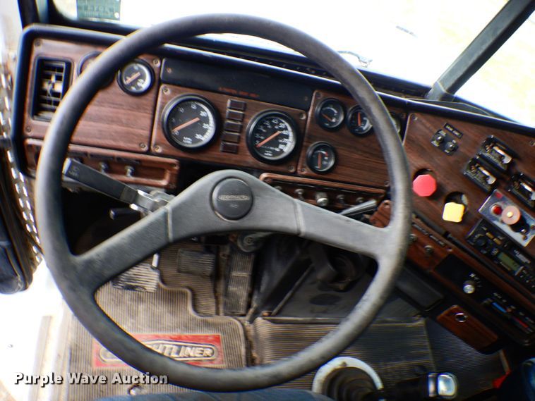 image for item MF9680 1998 Freightliner FLD112  semi truck