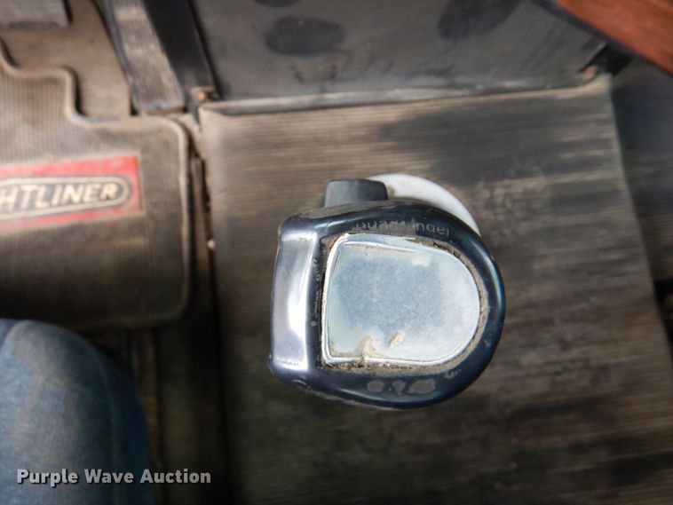 image for item MF9680 1998 Freightliner FLD112  semi truck