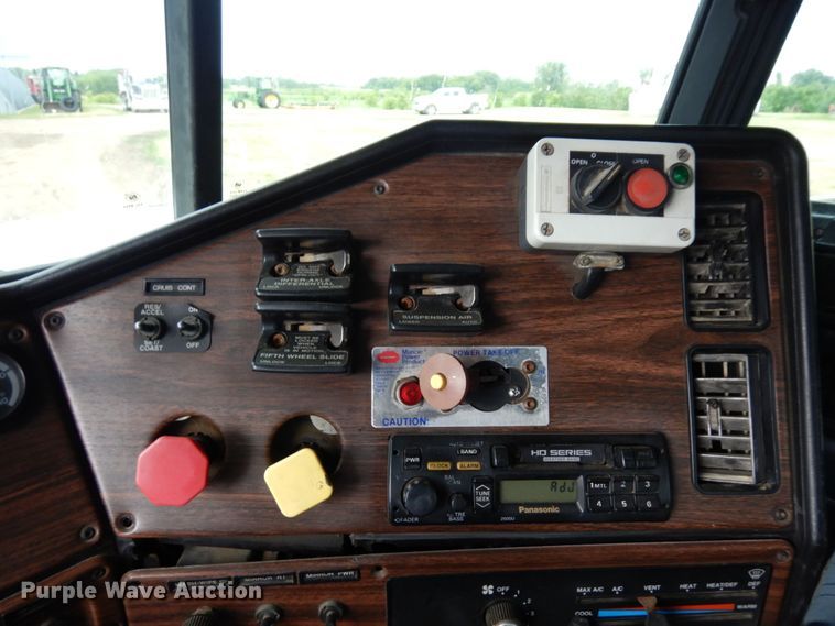 image for item MF9680 1998 Freightliner FLD112  semi truck