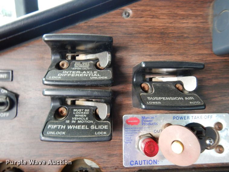 image for item MF9680 1998 Freightliner FLD112  semi truck