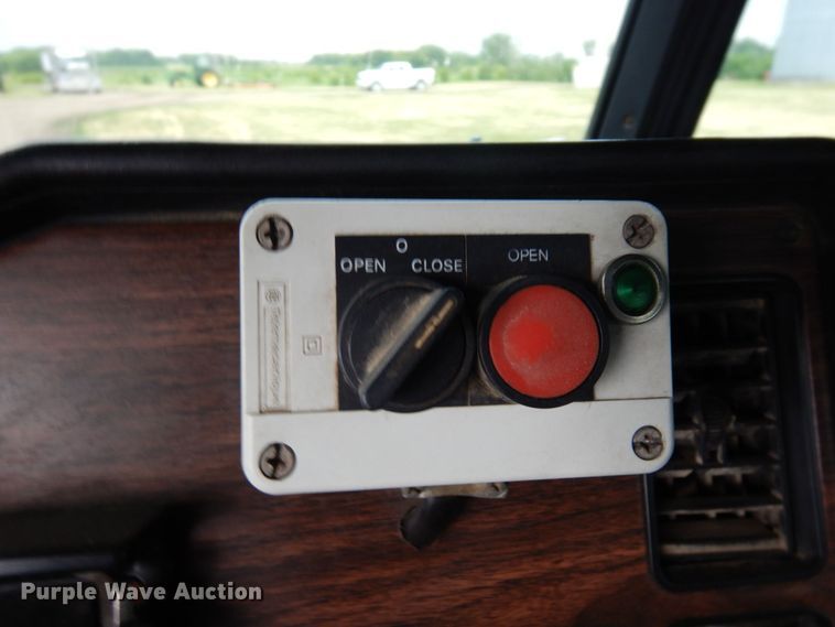 image for item MF9680 1998 Freightliner FLD112  semi truck