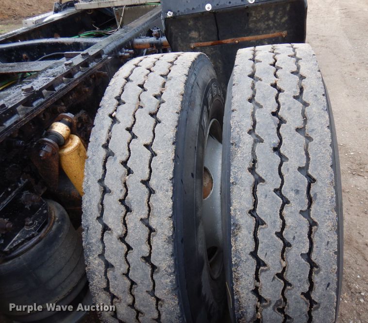 image for item MF9680 1998 Freightliner FLD112  semi truck