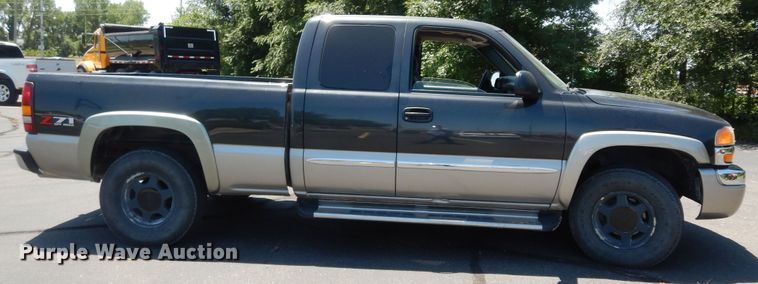 image for item DM3031 2003 GMC Sierra 1500  Ext. Cab pickup truck