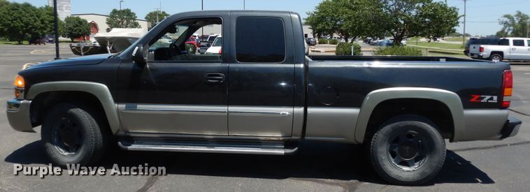 image for item DM3031 2003 GMC Sierra 1500  Ext. Cab pickup truck