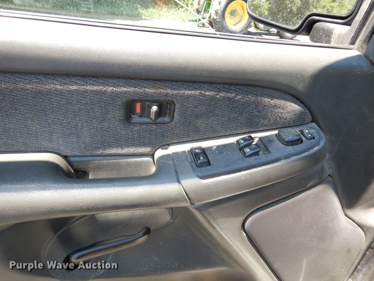 image for item DM3031 2003 GMC Sierra 1500  Ext. Cab pickup truck