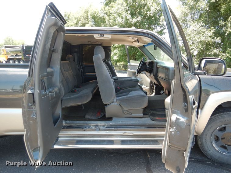 image for item DM3031 2003 GMC Sierra 1500  Ext. Cab pickup truck