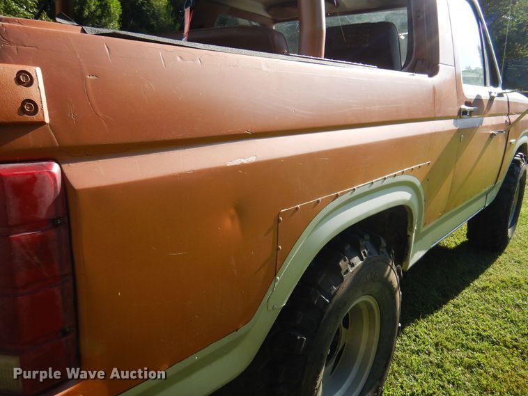 image for item DN0458 1982 Ford Bronco  SUV