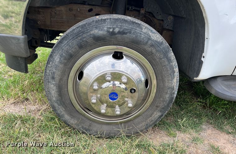 image for item DS8396 2002 Ford F550  flatbed truck