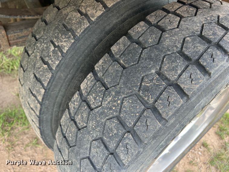 image for item DS8396 2002 Ford F550  flatbed truck