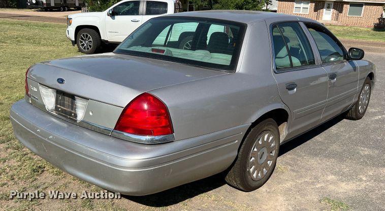 image for item DS8414 2004 Ford Crown Victoria