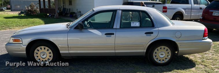image for item DS8414 2004 Ford Crown Victoria