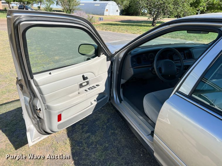 image for item DS8414 2004 Ford Crown Victoria