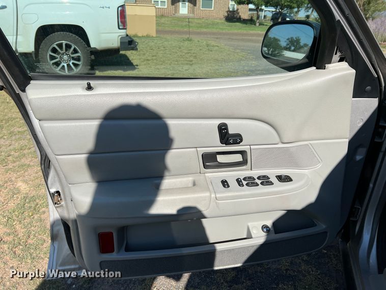 image for item DS8414 2004 Ford Crown Victoria