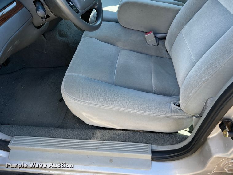 image for item DS8414 2004 Ford Crown Victoria