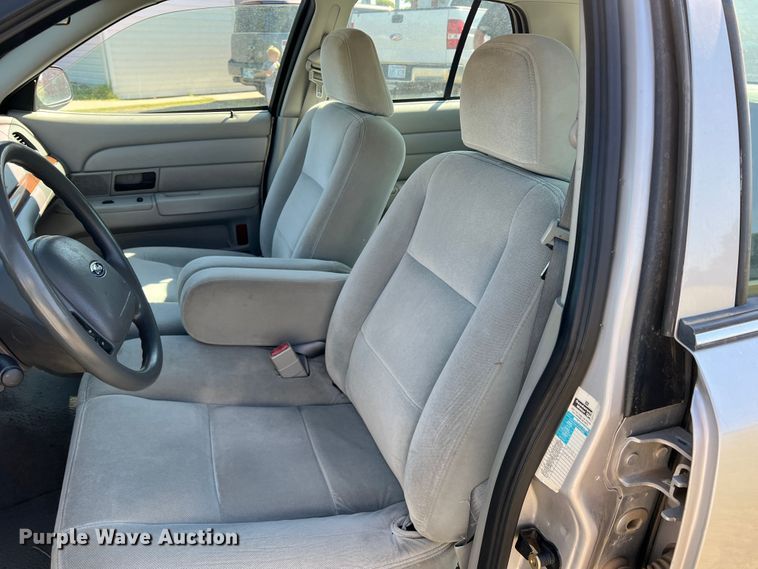 image for item DS8414 2004 Ford Crown Victoria