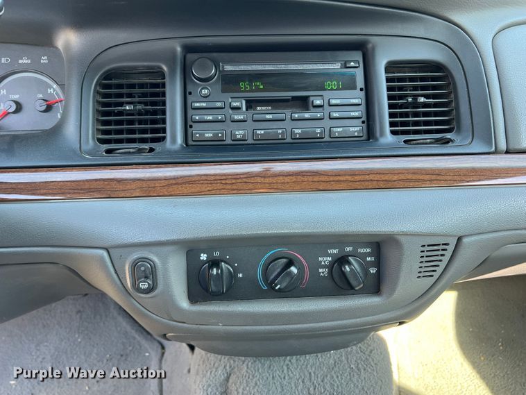 image for item DS8414 2004 Ford Crown Victoria