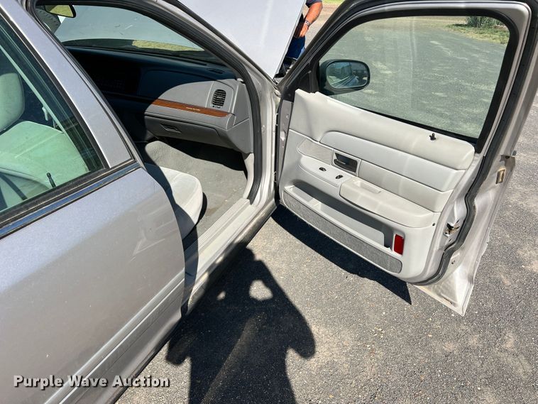 image for item DS8414 2004 Ford Crown Victoria