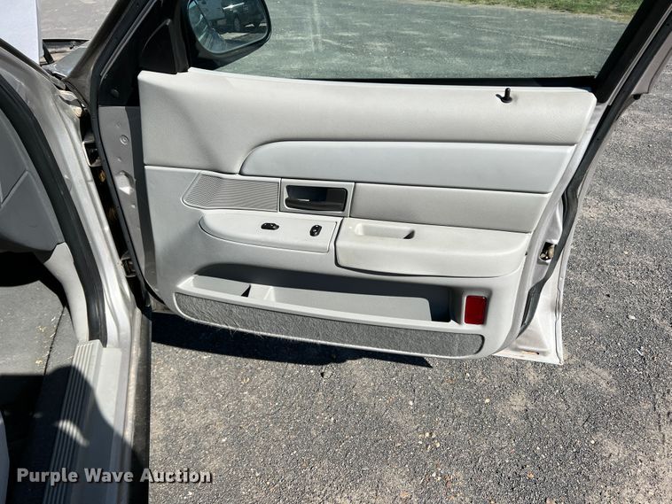 image for item DS8414 2004 Ford Crown Victoria