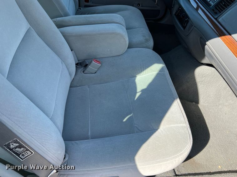 image for item DS8414 2004 Ford Crown Victoria