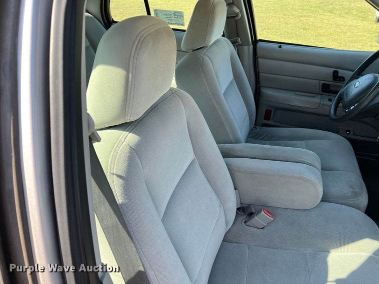 image for item DS8414 2004 Ford Crown Victoria