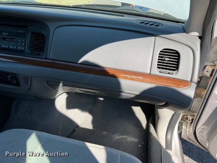 image for item DS8414 2004 Ford Crown Victoria