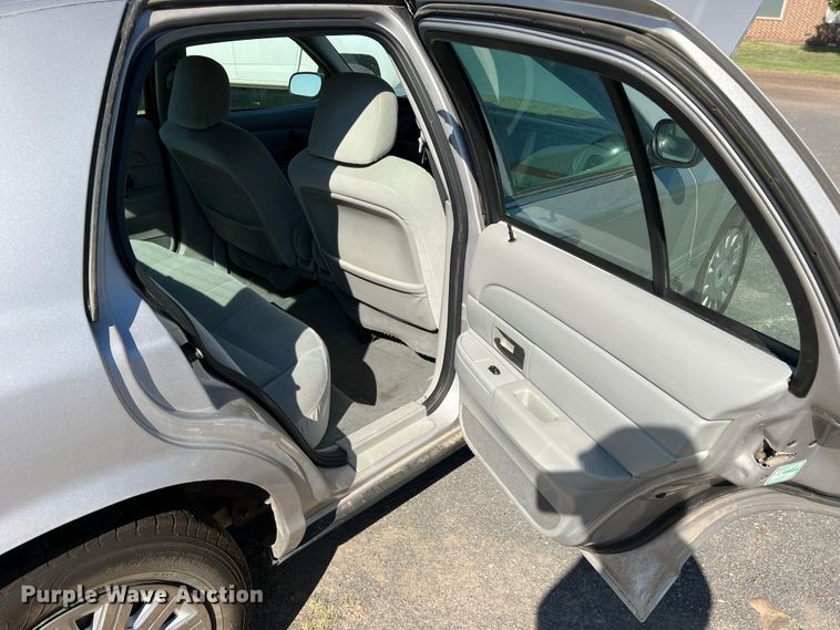 image for item DS8414 2004 Ford Crown Victoria