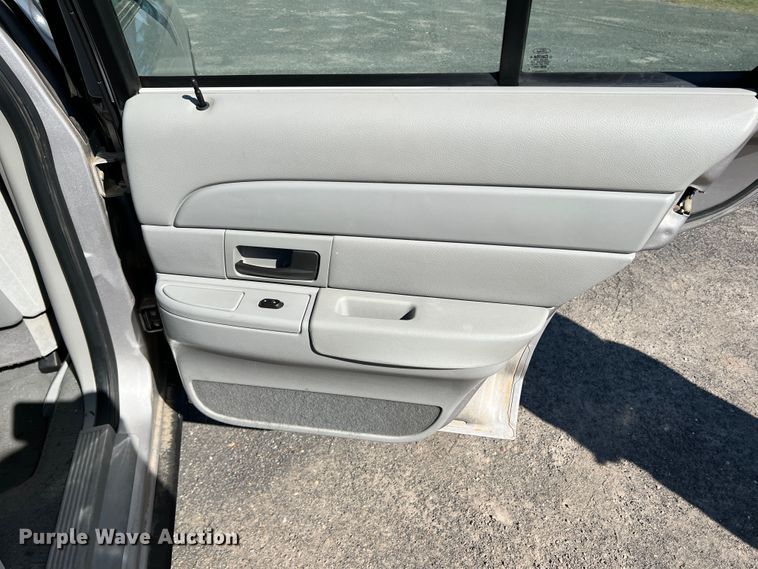 image for item DS8414 2004 Ford Crown Victoria