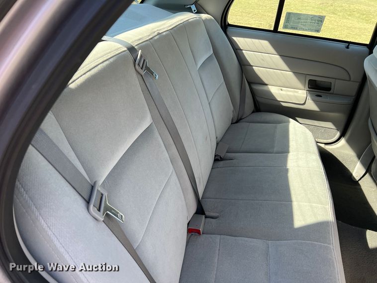 image for item DS8414 2004 Ford Crown Victoria