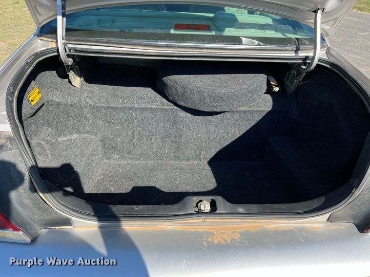 image for item DS8414 2004 Ford Crown Victoria