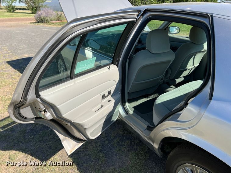 image for item DS8414 2004 Ford Crown Victoria