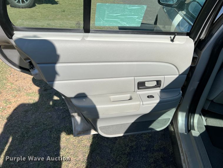 image for item DS8414 2004 Ford Crown Victoria