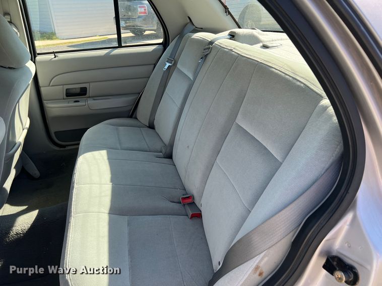 image for item DS8414 2004 Ford Crown Victoria