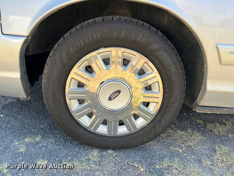 image for item DS8414 2004 Ford Crown Victoria