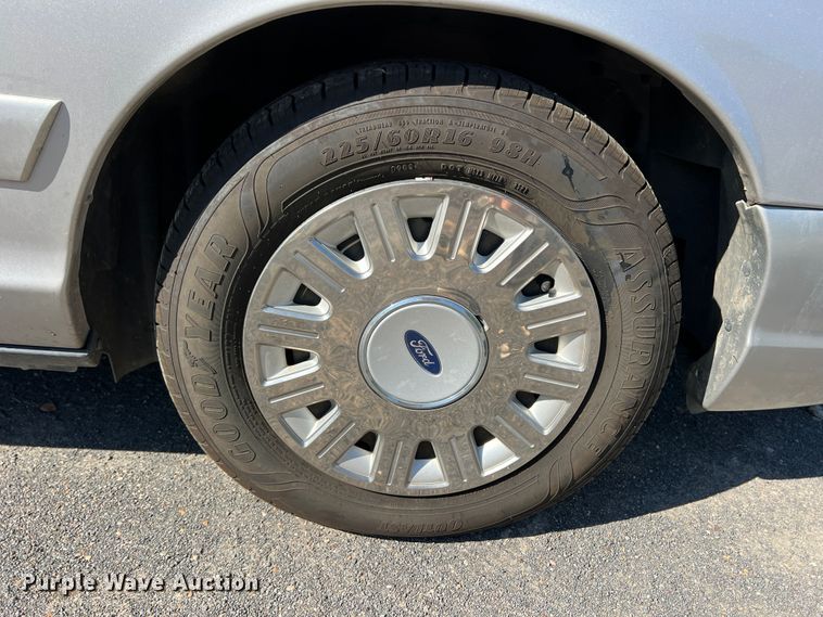 image for item DS8414 2004 Ford Crown Victoria