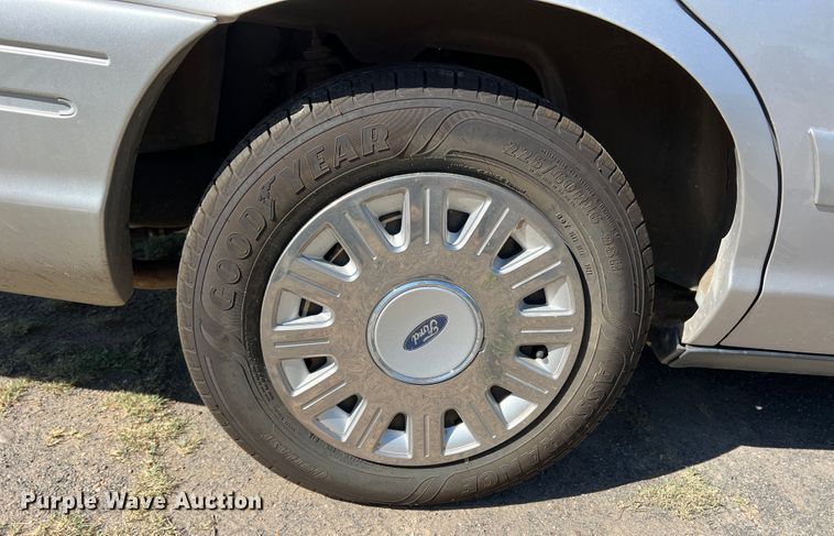 image for item DS8414 2004 Ford Crown Victoria
