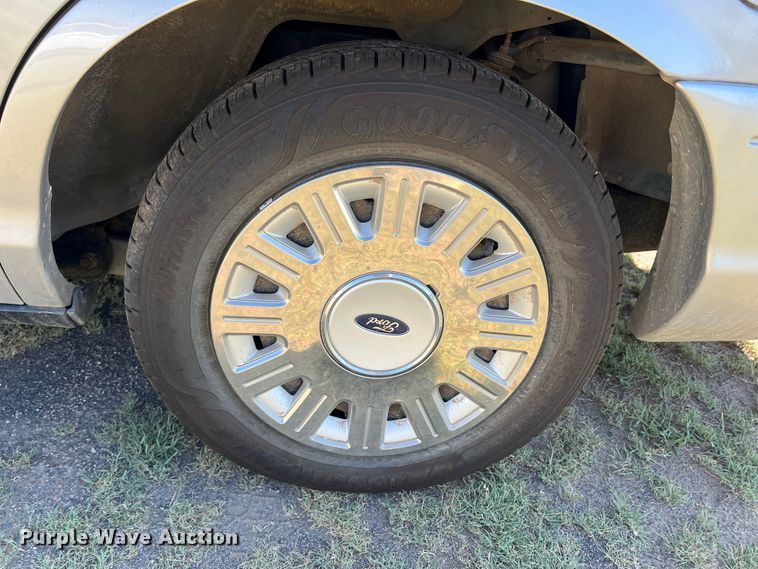 image for item DS8414 2004 Ford Crown Victoria