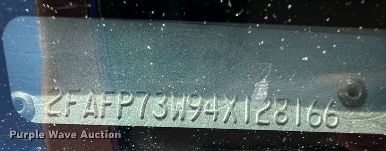 image for item DS8414 2004 Ford Crown Victoria