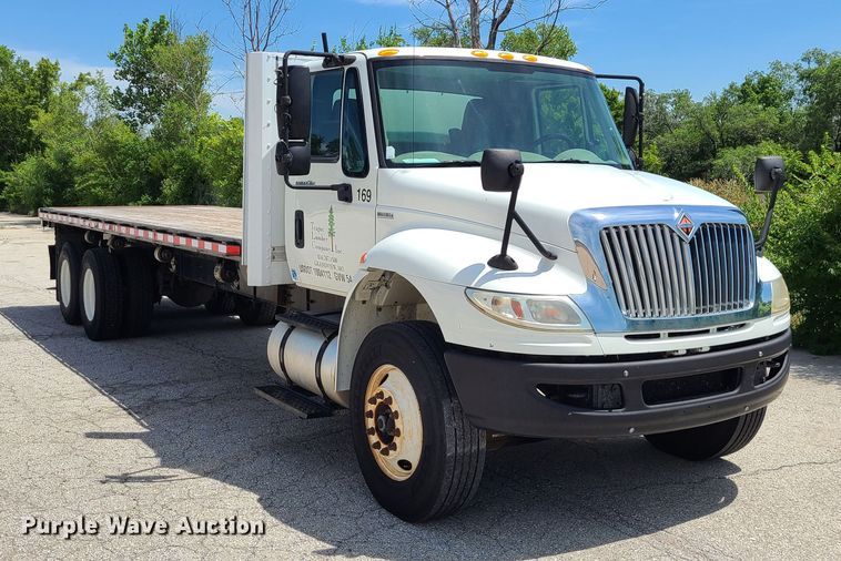 image for item JA9882 2011 International DuraStar 4400  flatbed truck