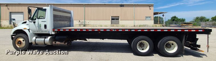 image for item JA9882 2011 International DuraStar 4400  flatbed truck
