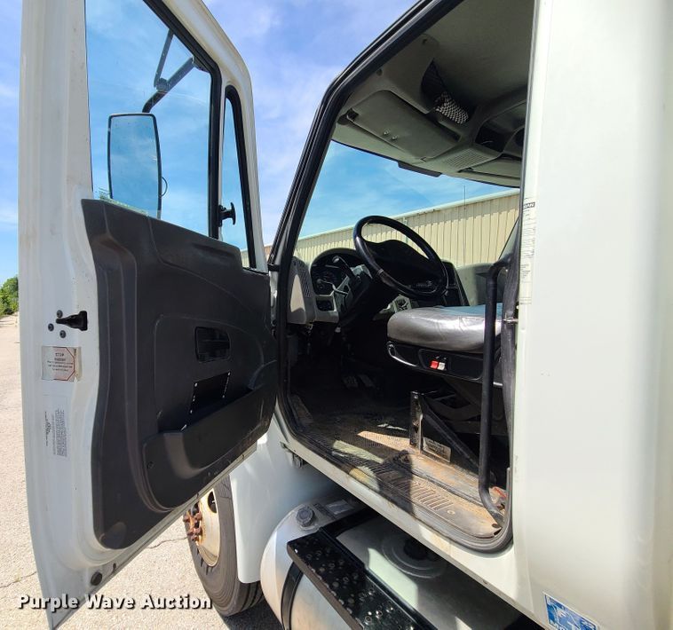 image for item JA9882 2011 International DuraStar 4400  flatbed truck