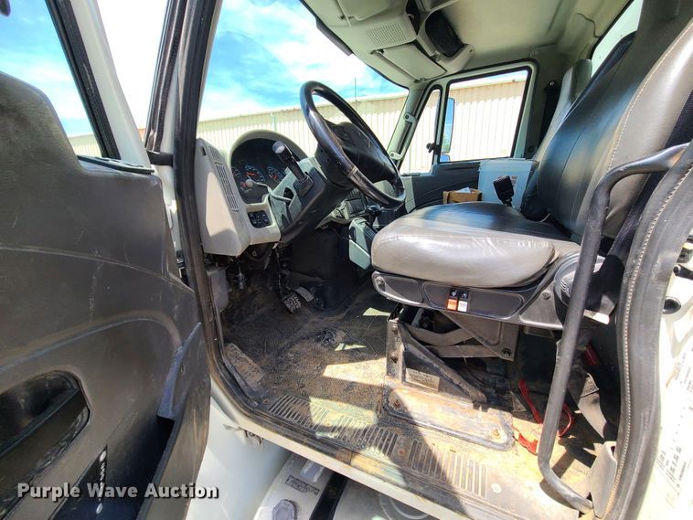 image for item JA9882 2011 International DuraStar 4400  flatbed truck